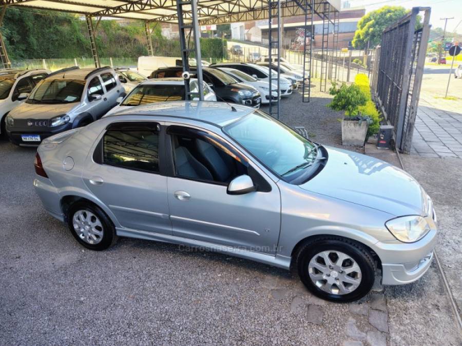 CHEVROLET - PRISMA - 2011/2012 - Prata - R$ 32.900,00
